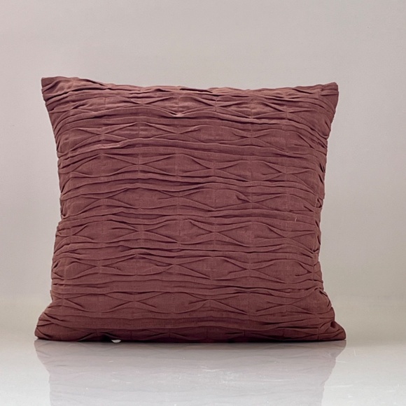 Southern Living Pintuck Rust pillow cover - Picture 1 of 6